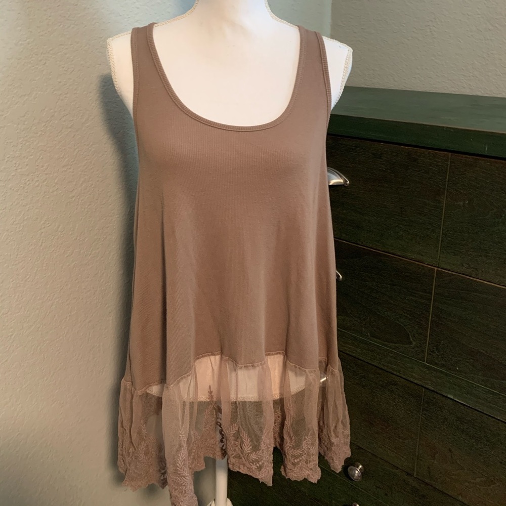 High-low tank top with lace bottom